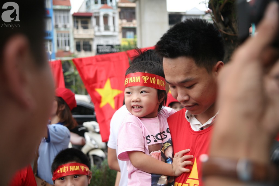 Bà bầu, trẻ nhỏ xếp hàng nhận cờ, áo, băng-rôn miễn phí trước trận Olympic Việt Nam đá bán kết ASIAD 2018 - Ảnh 7.