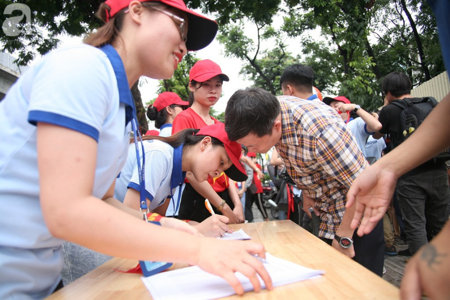 Bà bầu, trẻ nhỏ xếp hàng nhận cờ, áo, băng-rôn miễn phí trước trận Olympic Việt Nam đá bán kết ASIAD 2018 - Ảnh 8. Bà bầu, trẻ nhỏ xếp hàng nhận cờ, áo, băng-rôn miễn phí trước trận Olympic Việt Nam đá bán kết ASIAD 2018 - Ảnh 8.