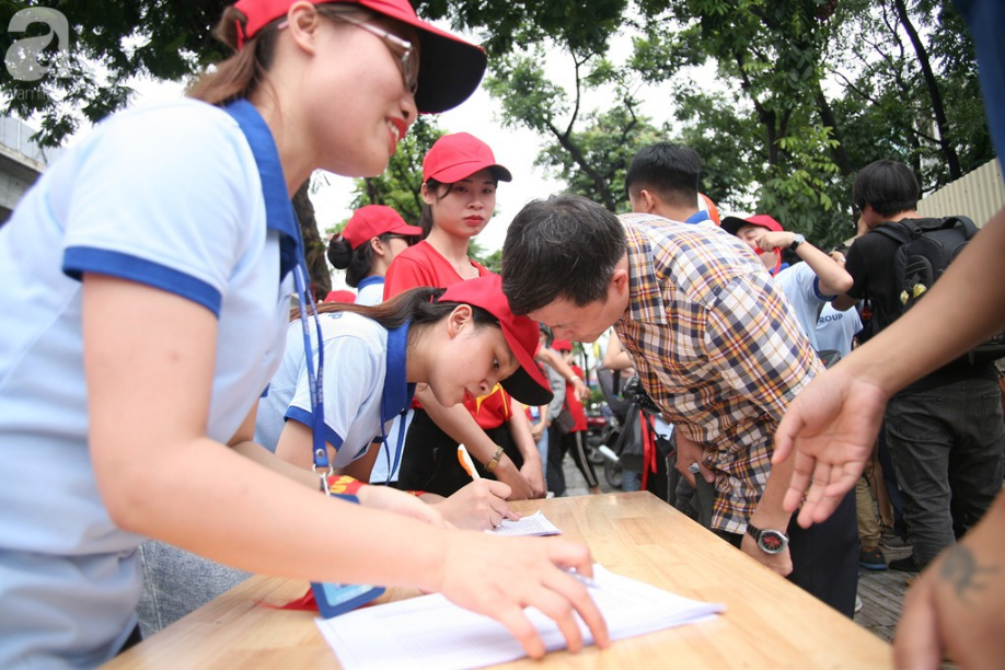 Bà bầu, trẻ nhỏ xếp hàng nhận cờ, áo, băng-rôn miễn phí trước trận Olympic Việt Nam đá bán kết ASIAD 2018 - Ảnh 8.