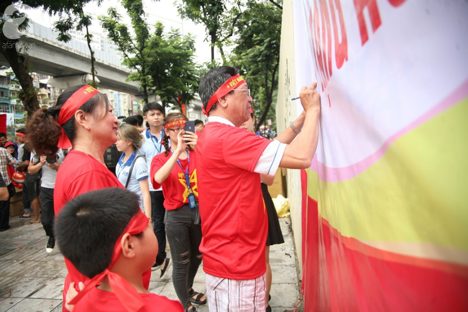 Bà bầu, trẻ nhỏ xếp hàng nhận cờ, áo, băng-rôn miễn phí trước trận Olympic Việt Nam đá bán kết ASIAD 2018 - Ảnh 9. Bà bầu, trẻ nhỏ xếp hàng nhận cờ, áo, băng-rôn miễn phí trước trận Olympic Việt Nam đá bán kết ASIAD 2018 - Ảnh 9.