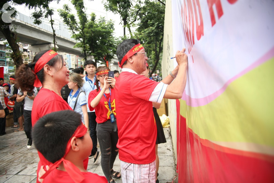 Bà bầu, trẻ nhỏ xếp hàng nhận cờ, áo, băng-rôn miễn phí trước trận Olympic Việt Nam đá bán kết ASIAD 2018 - Ảnh 9.