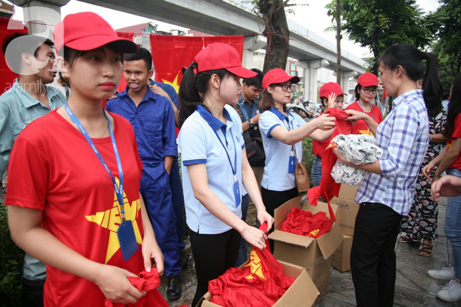 Bà bầu, trẻ nhỏ xếp hàng nhận cờ, áo, băng-rôn miễn phí trước trận Olympic Việt Nam đá bán kết ASIAD 2018 - Ảnh 10.