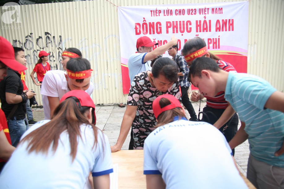 Bà bầu, trẻ nhỏ xếp hàng nhận cờ, áo, băng-rôn miễn phí trước trận Olympic Việt Nam đá bán kết ASIAD 2018 - Ảnh 12. Bà bầu, trẻ nhỏ xếp hàng nhận cờ, áo, băng-rôn miễn phí trước trận Olympic Việt Nam đá bán kết ASIAD 2018 - Ảnh 12.