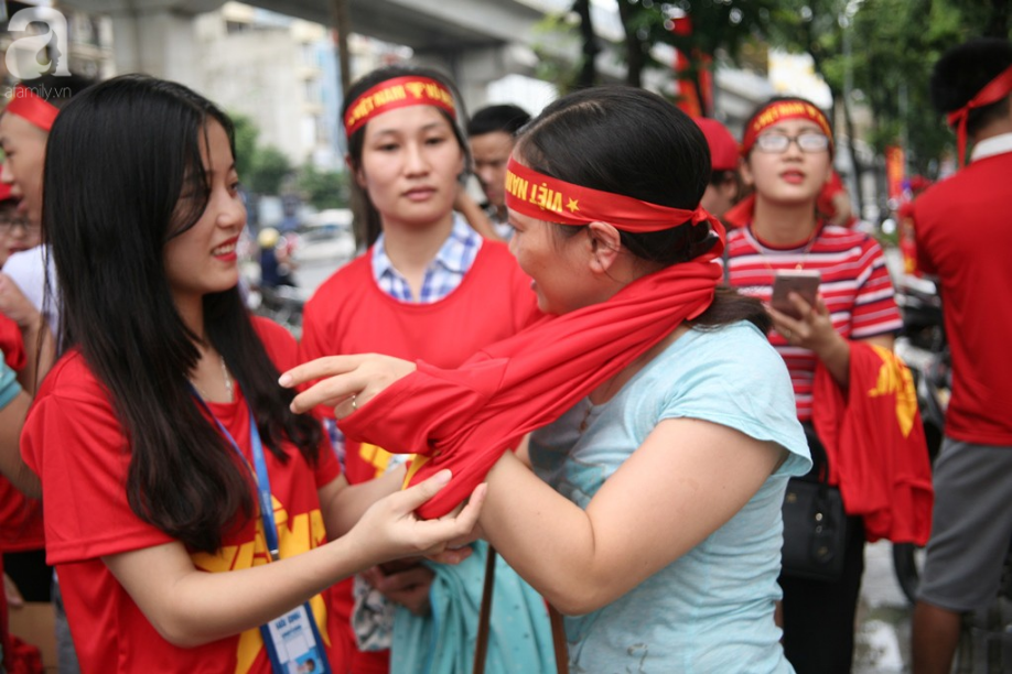 Bà bầu, trẻ nhỏ xếp hàng nhận cờ, áo, băng-rôn miễn phí trước trận Olympic Việt Nam đá bán kết ASIAD 2018 - Ảnh 13.