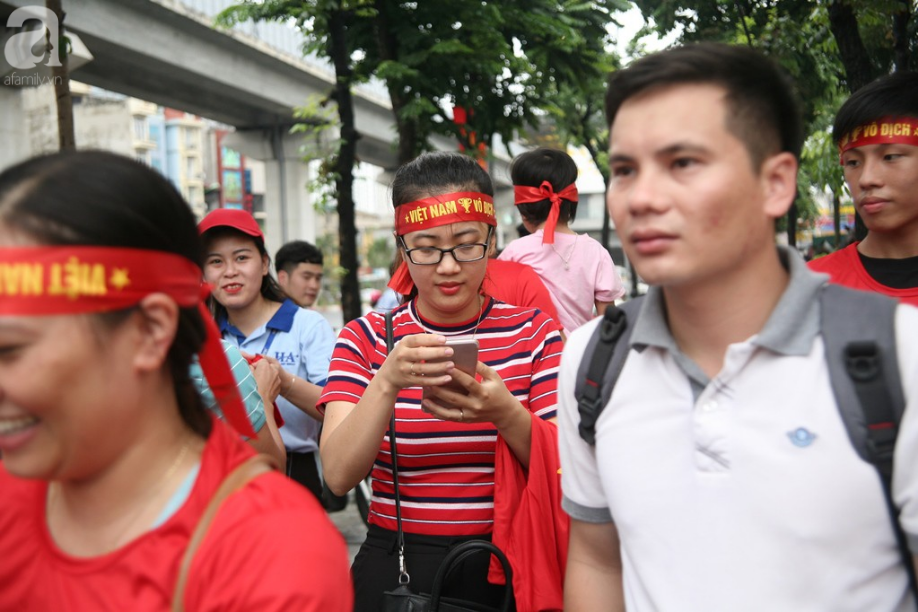 Bà bầu, trẻ nhỏ xếp hàng nhận cờ, áo, băng-rôn miễn phí trước trận Olympic Việt Nam đá bán kết ASIAD 2018 - Ảnh 14. Bà bầu, trẻ nhỏ xếp hàng nhận cờ, áo, băng-rôn miễn phí trước trận Olympic Việt Nam đá bán kết ASIAD 2018 - Ảnh 14.