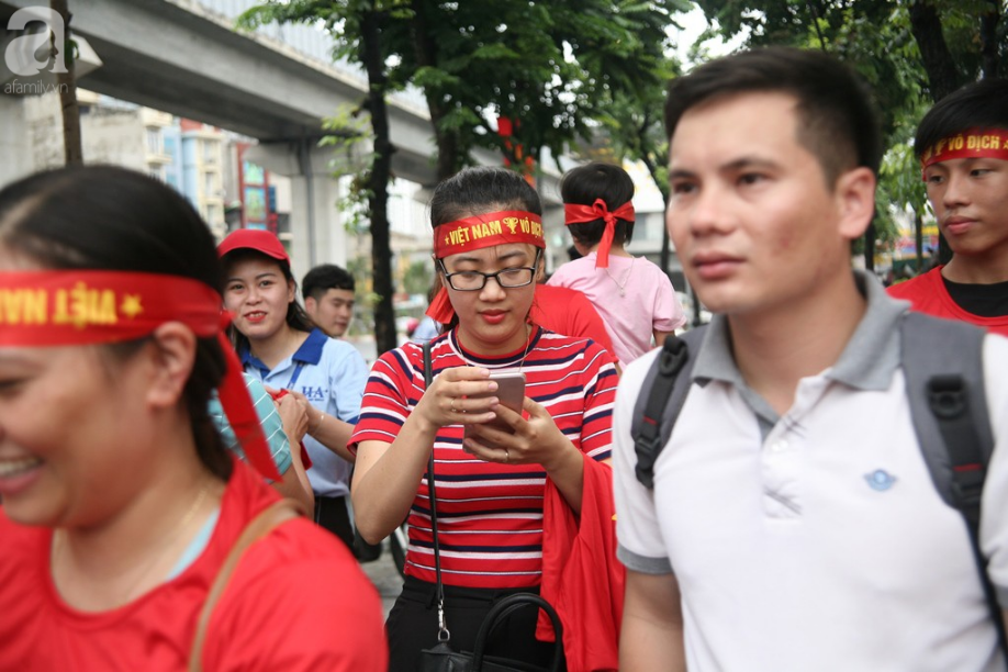 Bà bầu, trẻ nhỏ xếp hàng nhận cờ, áo, băng-rôn miễn phí trước trận Olympic Việt Nam đá bán kết ASIAD 2018 - Ảnh 14.