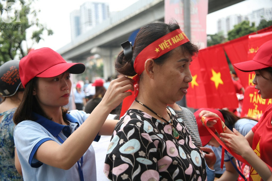 Bà bầu, trẻ nhỏ xếp hàng nhận cờ, áo, băng-rôn miễn phí trước trận Olympic Việt Nam đá bán kết ASIAD 2018 - Ảnh 15.