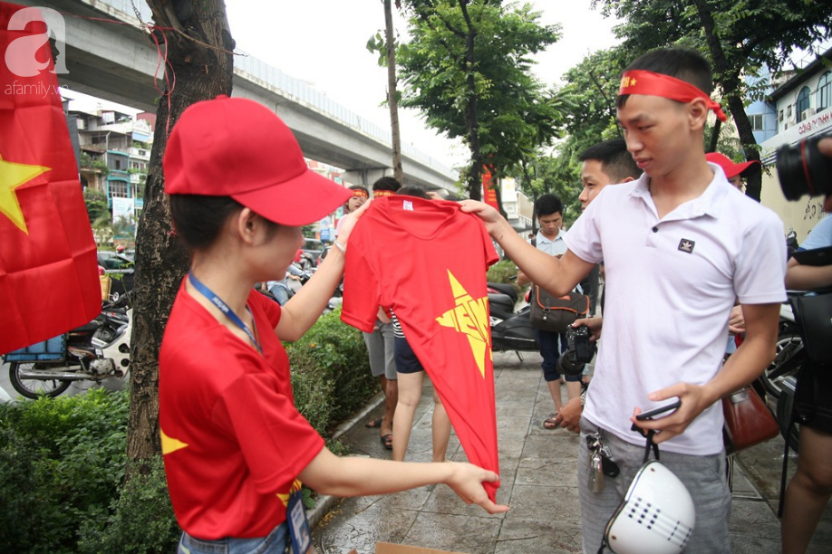 Bà bầu, trẻ nhỏ xếp hàng nhận cờ, áo, băng-rôn miễn phí trước trận Olympic Việt Nam đá bán kết ASIAD 2018 - Ảnh 16.