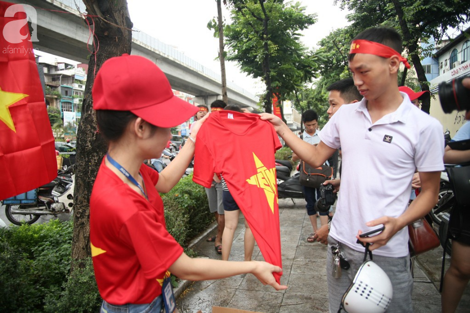 Bà bầu, trẻ nhỏ xếp hàng nhận cờ, áo, băng-rôn miễn phí trước trận Olympic Việt Nam đá bán kết ASIAD 2018 - Ảnh 16. Bà bầu, trẻ nhỏ xếp hàng nhận cờ, áo, băng-rôn miễn phí trước trận Olympic Việt Nam đá bán kết ASIAD 2018 - Ảnh 16.