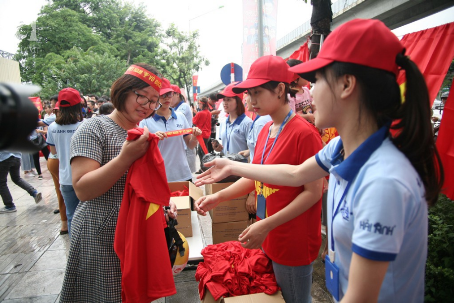 Bà bầu, trẻ nhỏ xếp hàng nhận cờ, áo, băng-rôn miễn phí trước trận Olympic Việt Nam đá bán kết ASIAD 2018 - Ảnh 17.