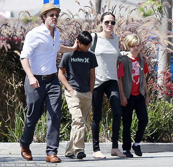 Cả sáu người con của Angelina Jolie đều muốn sống cùng Brad Pitt? - Ảnh 1. Cả sáu người con của Angelina Jolie đều muốn sống cùng Brad Pitt? - Ảnh 1.