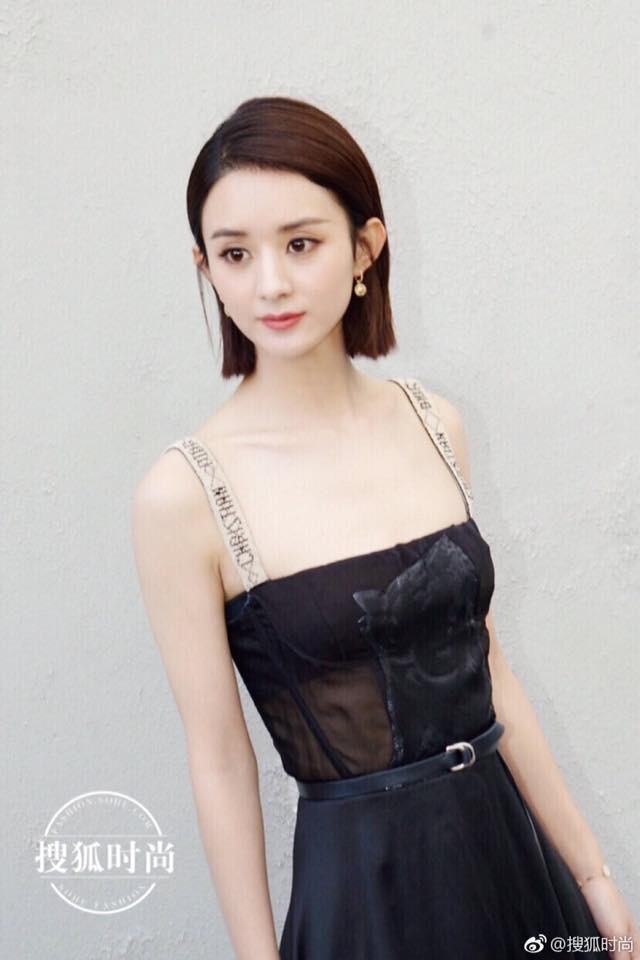 Không còn là thảm hoạ thời trang, nhưng Triệu Lệ Dĩnh béo lên trông thấy sau tin đồn mang thai với Phùng Thiệu Phong - Ảnh 9. Không còn là thảm hoạ thời trang, nhưng Triệu Lệ Dĩnh béo lên trông thấy sau tin đồn mang thai với Phùng Thiệu Phong - Ảnh 9.