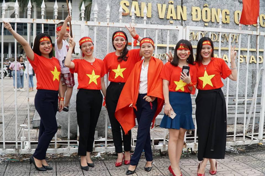 Cổ động viên ùn ùn kéo đến SVĐ Mỹ Đình rồi ngậm ngùi ra về vì không có màn hình LED lớn xem trận bán kết - Ảnh 1. Cổ động viên ùn ùn kéo đến SVĐ Mỹ Đình rồi ngậm ngùi ra về vì không có màn hình LED lớn xem trận bán kết - Ảnh 1.