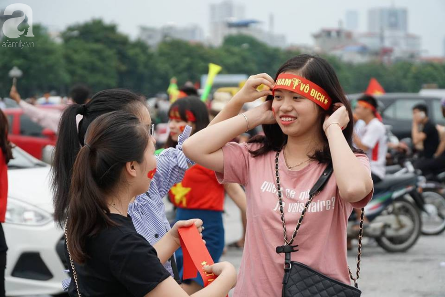 Cổ động viên ùn ùn kéo đến SVĐ Mỹ Đình rồi ngậm ngùi ra về vì không có màn hình LED lớn xem trận bán kết - Ảnh 2. Cổ động viên ùn ùn kéo đến SVĐ Mỹ Đình rồi ngậm ngùi ra về vì không có màn hình LED lớn xem trận bán kết - Ảnh 2.