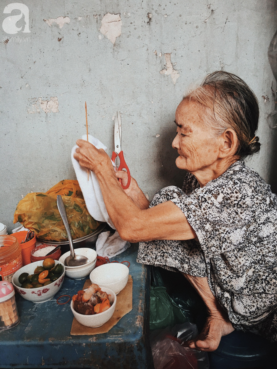 Bí mật nồi phá lấu không nấu bằng cốt dừa của bà ngoại 82 tuổi ở Sài Gòn, 30 năm qua vẫn làm mê lòng bao thực khách sành ăn - Ảnh 7.