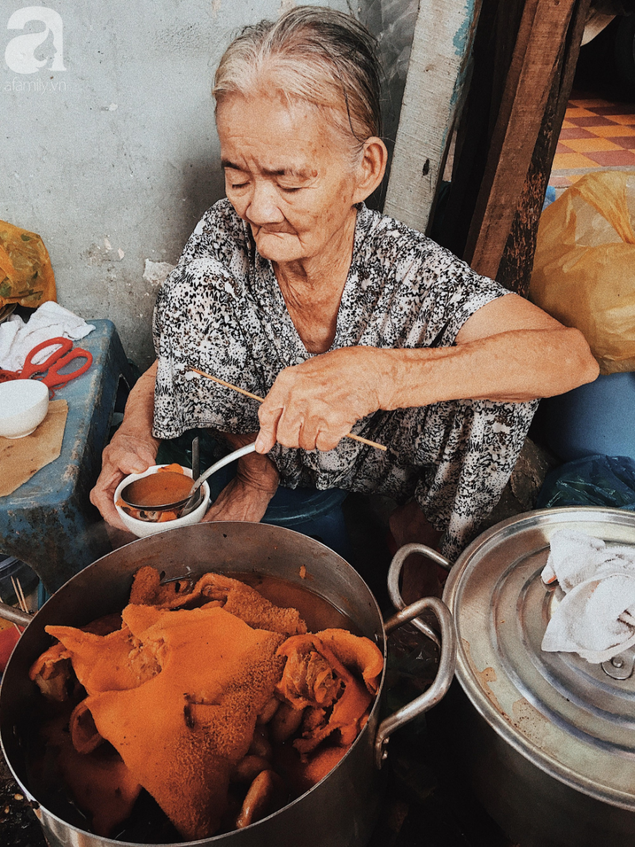 Bí mật nồi phá lấu không nấu bằng cốt dừa của bà ngoại 82 tuổi ở Sài Gòn, 30 năm qua vẫn làm mê lòng bao thực khách sành ăn - Ảnh 2.