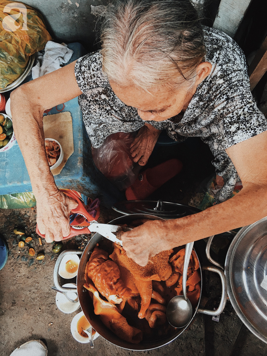 Bí mật nồi phá lấu không nấu bằng cốt dừa của bà ngoại 82 tuổi ở Sài Gòn, 30 năm qua vẫn làm mê lòng bao thực khách sành ăn - Ảnh 3.