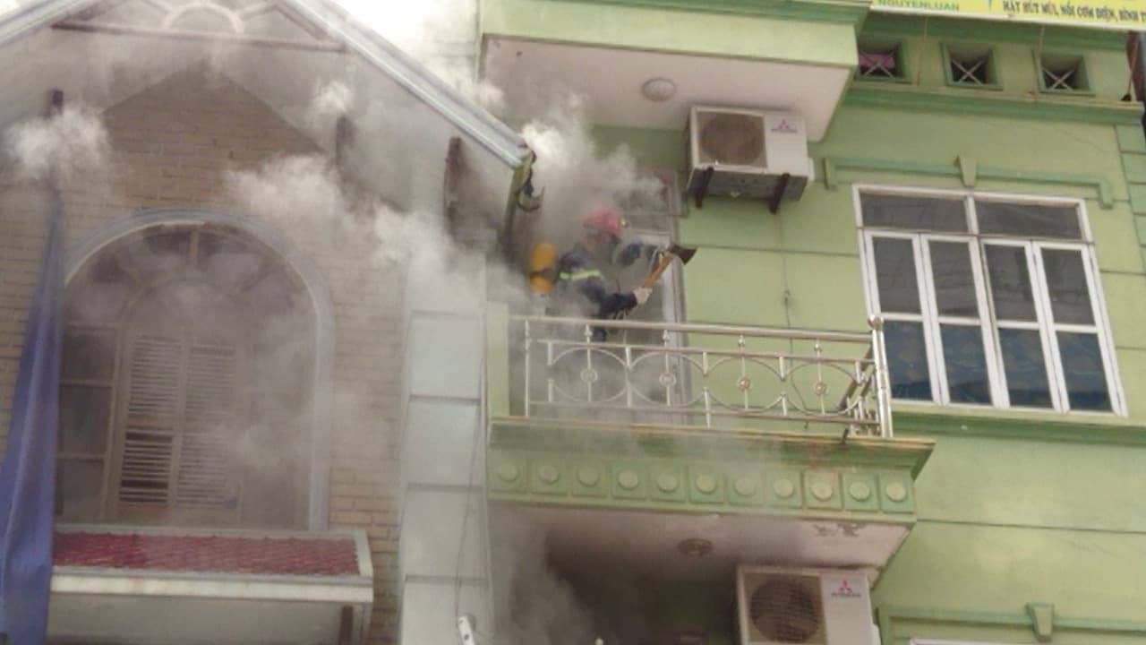 Hà Nội: Cháy nhà dân gần kề chung cư, nhiều cư dân hoảng loạn tháo chạy - Ảnh 2.