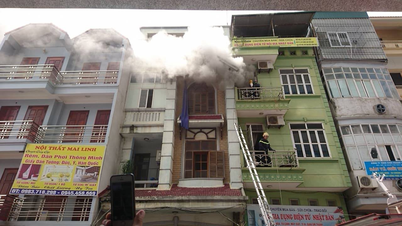 Hà Nội: Cháy nhà dân gần kề chung cư, nhiều cư dân hoảng loạn tháo chạy - Ảnh 3.