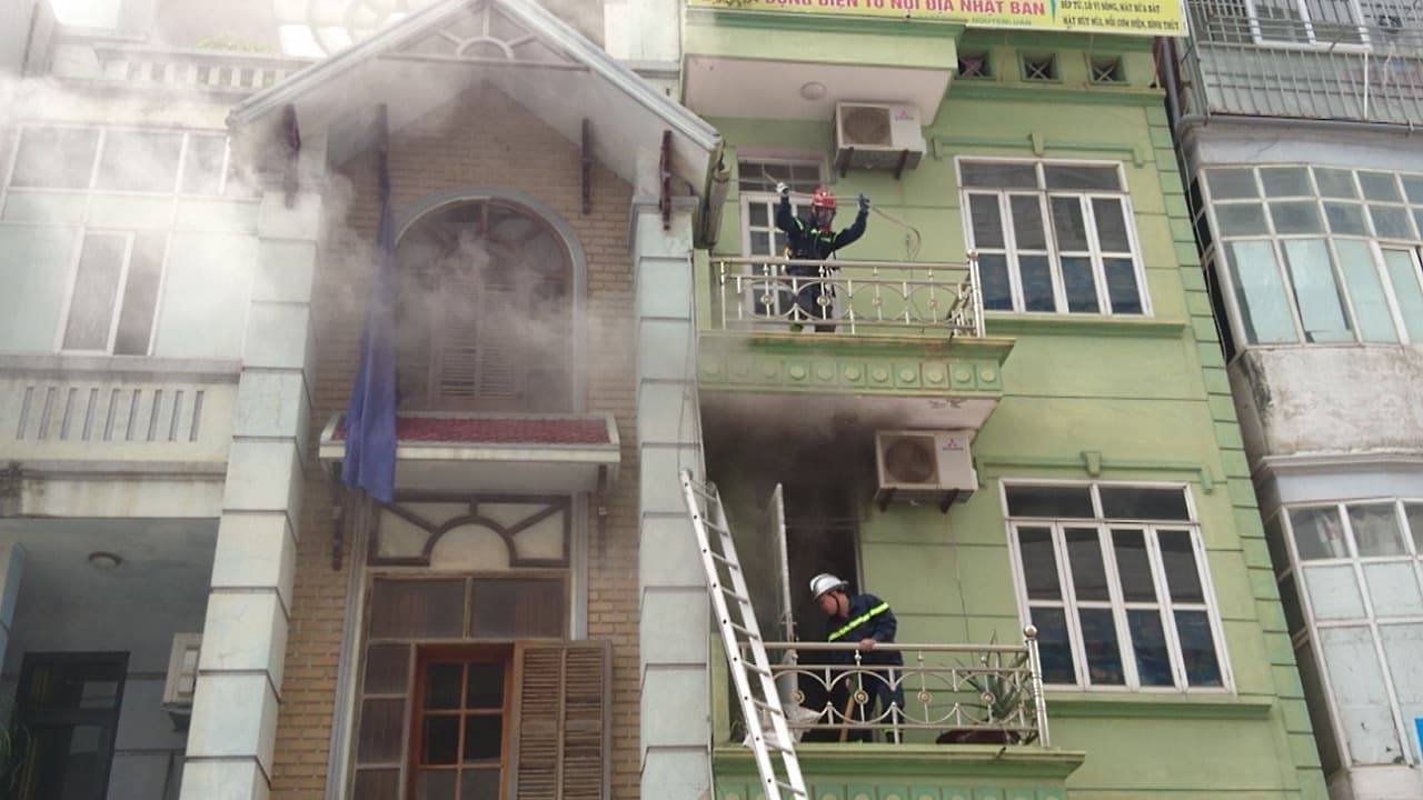 Hà Nội: Cháy nhà dân gần kề chung cư, nhiều cư dân hoảng loạn tháo chạy - Ảnh 4.