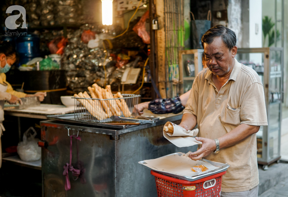 Hàng quẩy nóng dài cả gang tay, chưa dọn hàng khách đã đứng chờ mua trên phố Hàng Điếu - Ảnh 8.