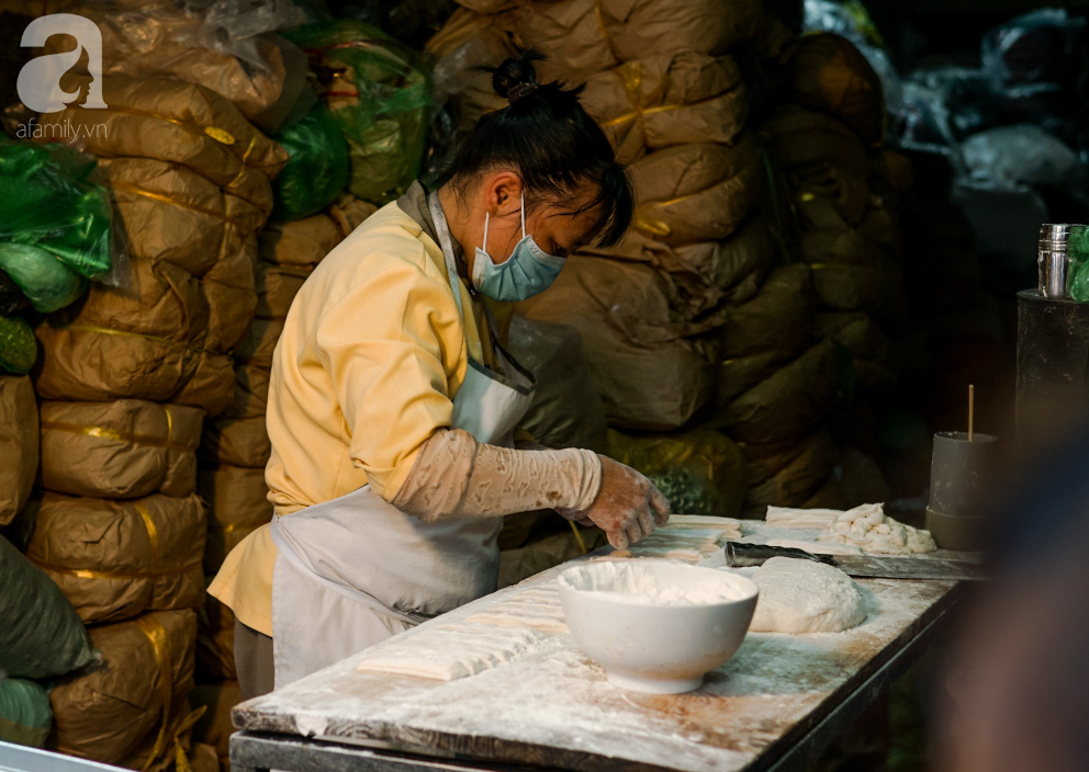 Hàng quẩy nóng dài cả gang tay, chưa dọn hàng khách đã đứng chờ mua trên phố Hàng Điếu - Ảnh 5.