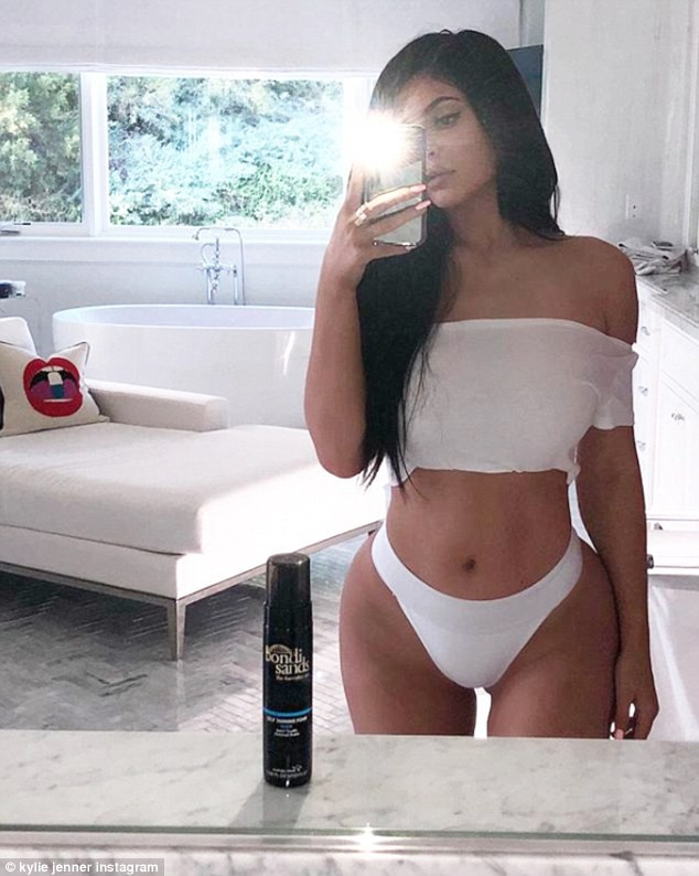 Chị em Kim và Kylie lại rủ nhau đốt mắt mọi người với ảnh nội y siêu nóng bỏng - Ảnh 2.