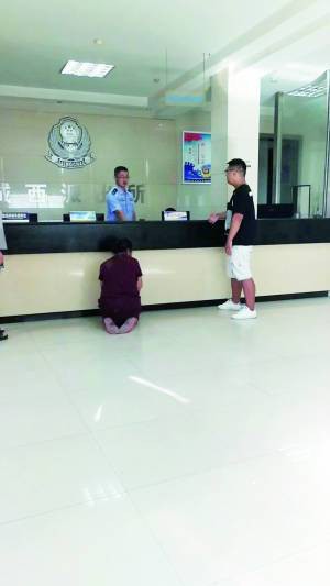 Trung Quốc: Người mẹ già quỳ trước đồn cảnh sát, cầu xin bắt giam đứa con trai cờ bạc, hư hỏng - Ảnh 1.