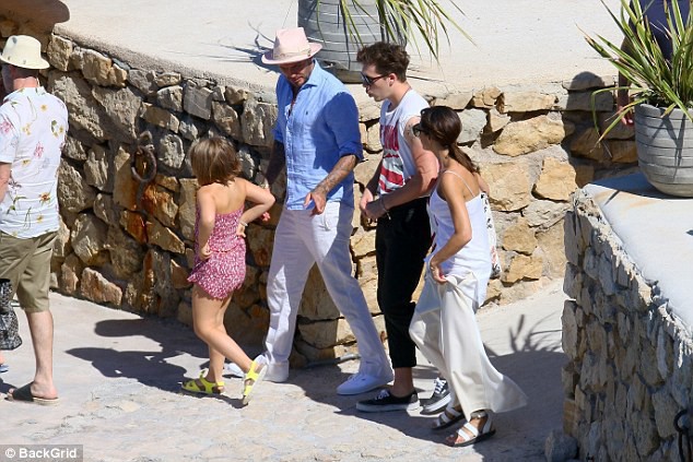 Chẳng ai sướng như các con nhà Beckham: Tuần trước đi Bali, tuần này lại du lịch Pháp mừng sinh nhật - Ảnh 8. Chẳng ai sướng như các con nhà Beckham: Tuần trước đi Bali, tuần này lại du lịch Pháp mừng sinh nhật - Ảnh 8.