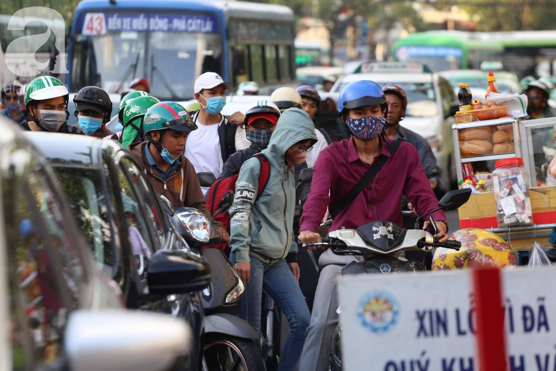 Người Sài Gòn ùn ùn về quê nghỉ lễ khiến các tuyến đường kẹt cứng, ướt mồ hôi mua vé tại bến xe miền Đông - Ảnh 12.