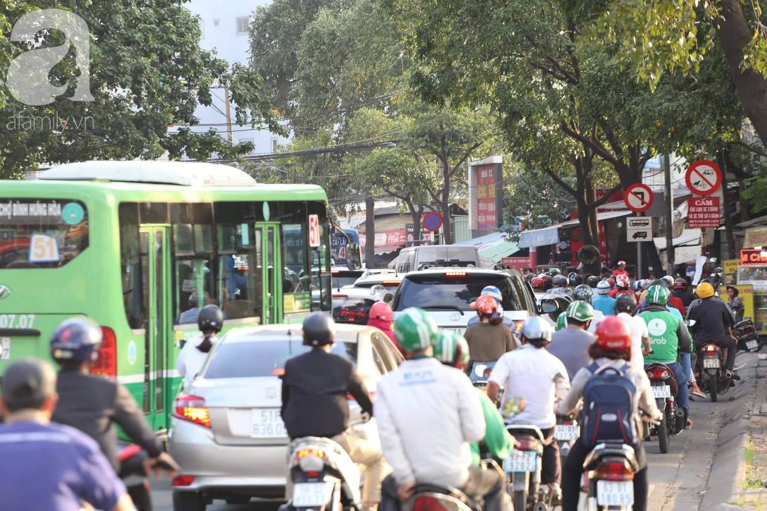 Người Sài Gòn ùn ùn về quê nghỉ lễ khiến các tuyến đường kẹt cứng, ướt mồ hôi mua vé tại bến xe miền Đông - Ảnh 6.