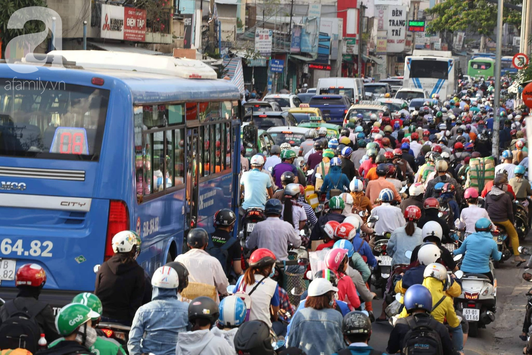 Người Sài Gòn ùn ùn về quê nghỉ lễ khiến các tuyến đường kẹt cứng, ướt mồ hôi mua vé tại bến xe miền Đông - Ảnh 1.
