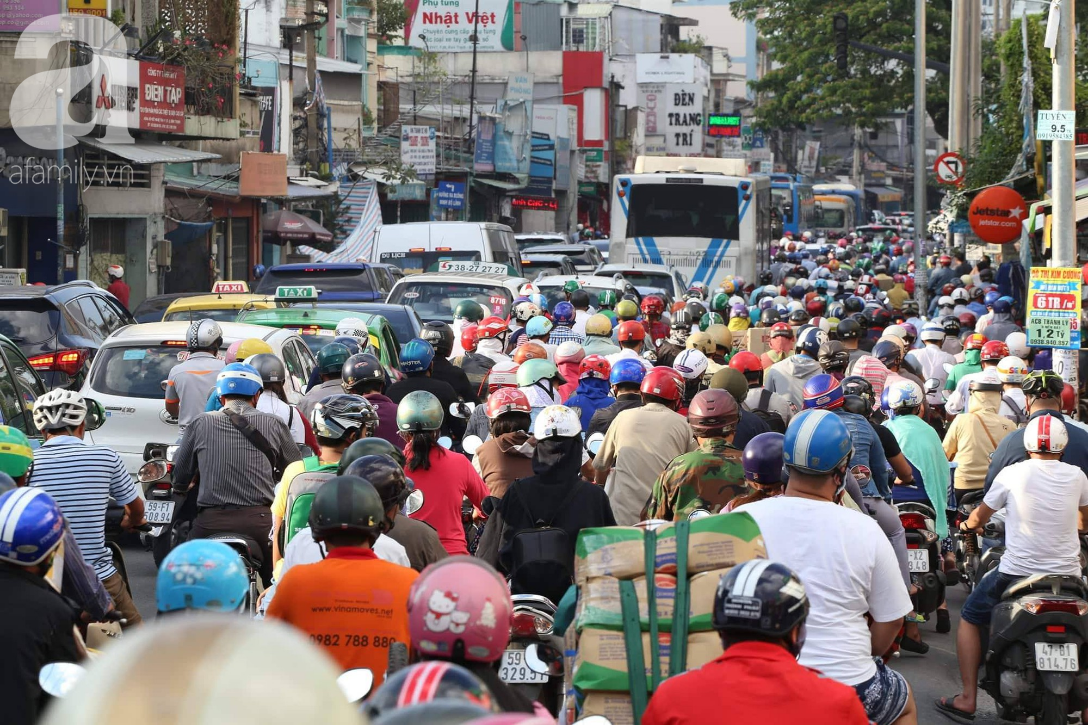 Người Sài Gòn ùn ùn về quê nghỉ lễ khiến các tuyến đường kẹt cứng, ướt mồ hôi mua vé tại bến xe miền Đông - Ảnh 2.
