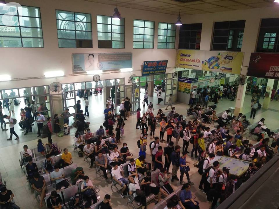 Người Hà Nội vội vã đổ về quê nghỉ lễ 2/9 sau giờ làm chiều thứ 6 - Ảnh 2. Người Hà Nội vội vã đổ về quê nghỉ lễ 2/9 sau giờ làm chiều thứ 6 - Ảnh 2.