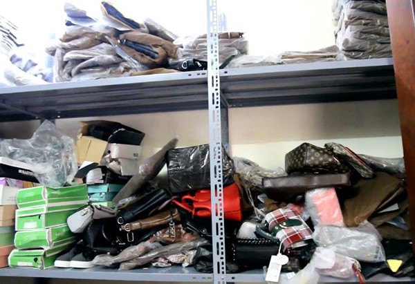 Hà Nội: Hàng nghìn đôi giày dép, túi xách nhái bị bắt giữ - Ảnh 4.