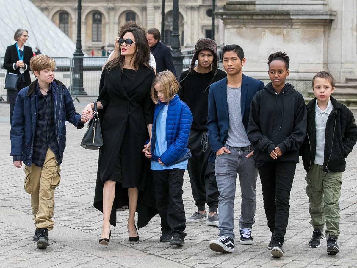 Brad Pitt cảm thấy thế nào khi Angelina Jolie bị đồn sắp nhận nuôi đứa con thứ 7? - Ảnh 1.
