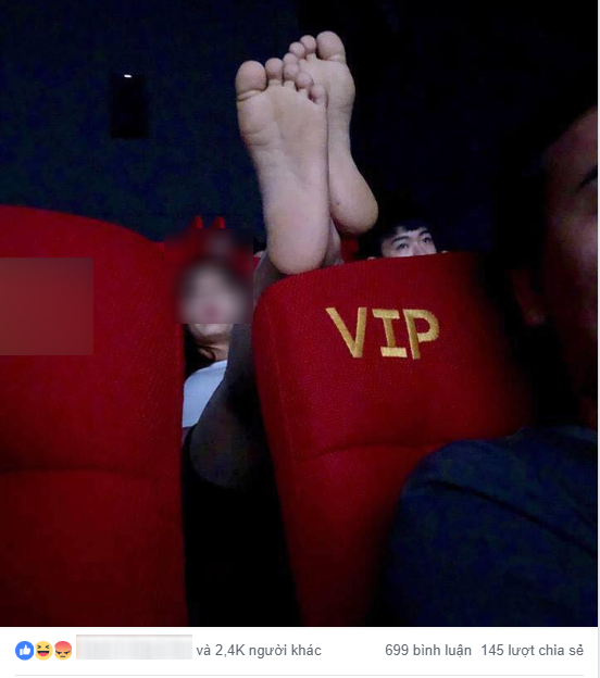 Cô gái hồn nhiên mặc quần ngắn, gác cả 2 chân lên ghế trong rạp chiếu phim - Ảnh 1.