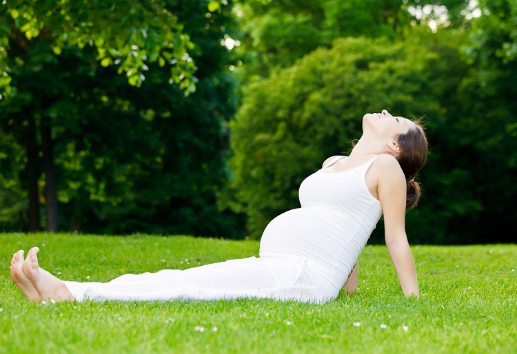 7 tư thế yoga cho bà bầu giúp đánh bay đau mỏi trong thai kỳ và các tư thế cần tránh - Ảnh 1.