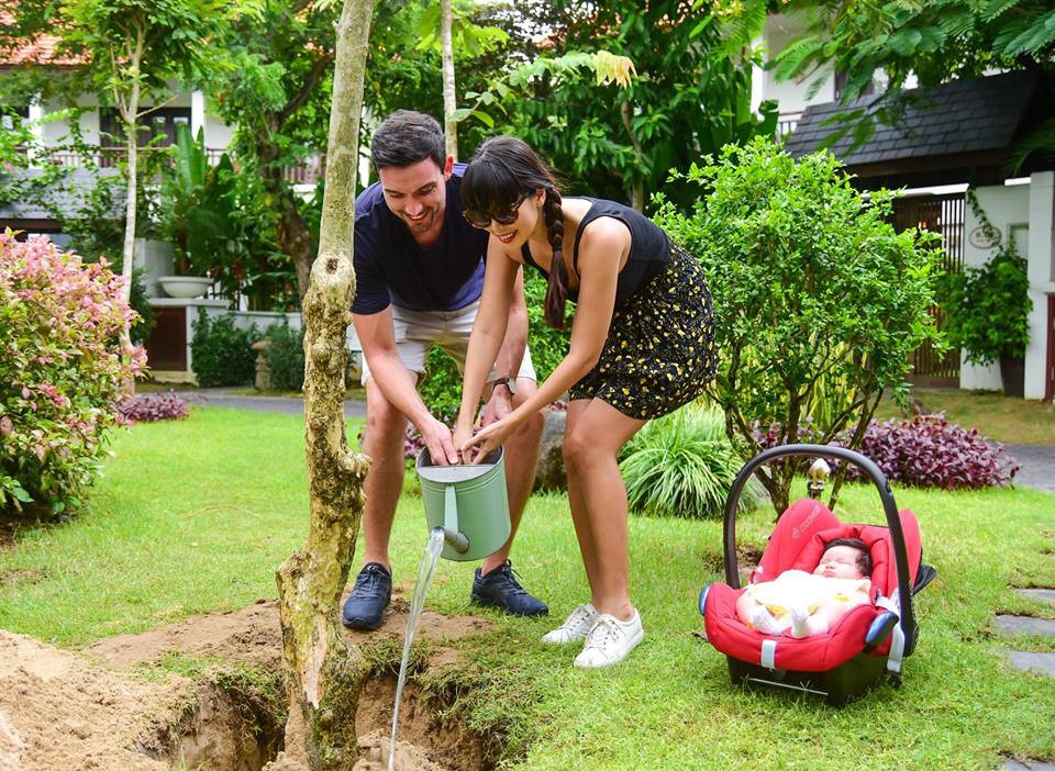 Vừa mổ đẻ hơn 1 tháng, siêu mẫu Hà Anh không kiêng cữ mà đã làm điều bất ngờ này với con gái lai Tây đáng yêu - Ảnh 2.