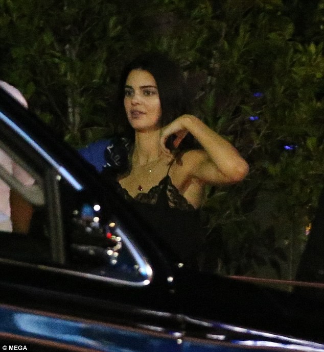 Kendall Jenner gây bão like với ảnh diện đồ khoét hông cao khoe thân hình cực sexy - Ảnh 6.