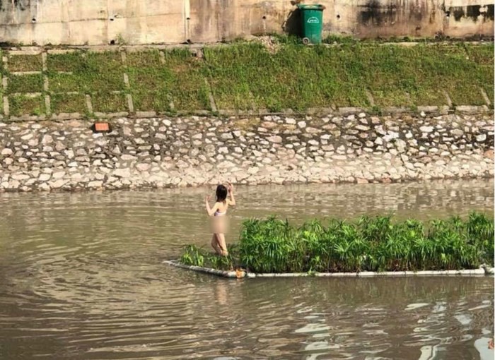 Hà Nội: Cô gái khỏa thân thản nhiên đứng giữa sông Tô Lịch khiến nhiều người tò mò - Ảnh 2.