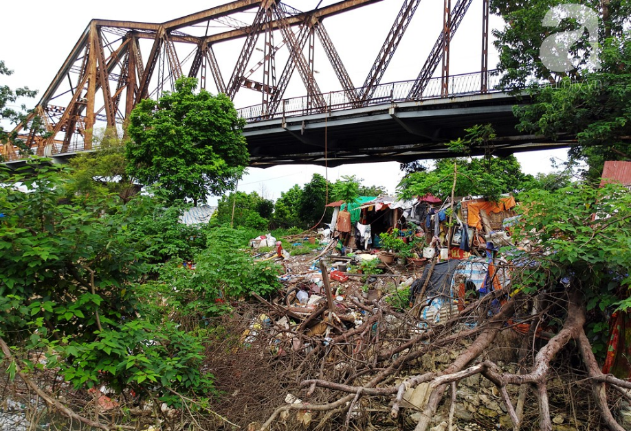 Chùm ảnh: Chân cầu Long Biên rác ngập ngụa khiến không ít người đi qua rùng mình - Ảnh 2.