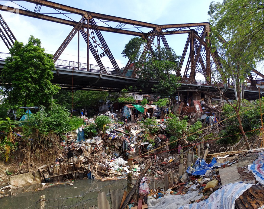 Chùm ảnh: Chân cầu Long Biên rác ngập ngụa khiến không ít người đi qua rùng mình - Ảnh 1.