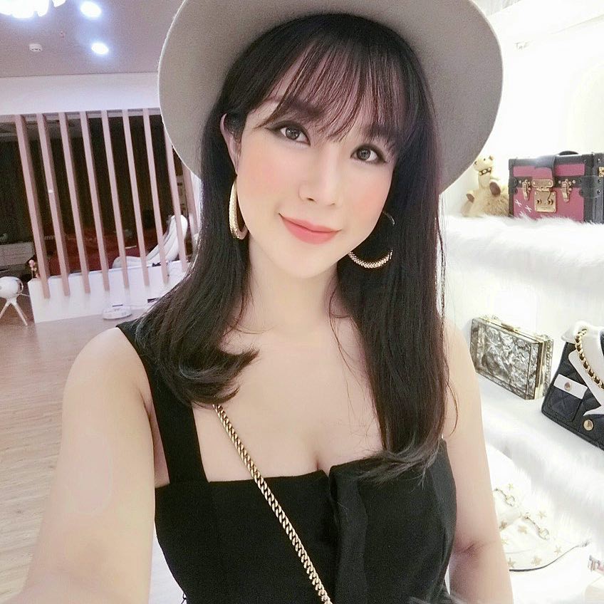 Nổi tiếng ăn chơi thế mà Diệp Lâm Anh cũng ra tay “tự xử” để có tóc mái thưa F5 diện mạo - Ảnh 1. Nổi tiếng ăn chơi thế mà Diệp Lâm Anh cũng ra tay “tự xử” để có tóc mái thưa F5 diện mạo - Ảnh 1.