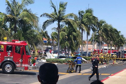 Máy bay rơi gần trung tâm mua sắm ở California, 5 người thiệt mạng - Ảnh 1. Máy bay rơi gần trung tâm mua sắm ở California, 5 người thiệt mạng - Ảnh 1.