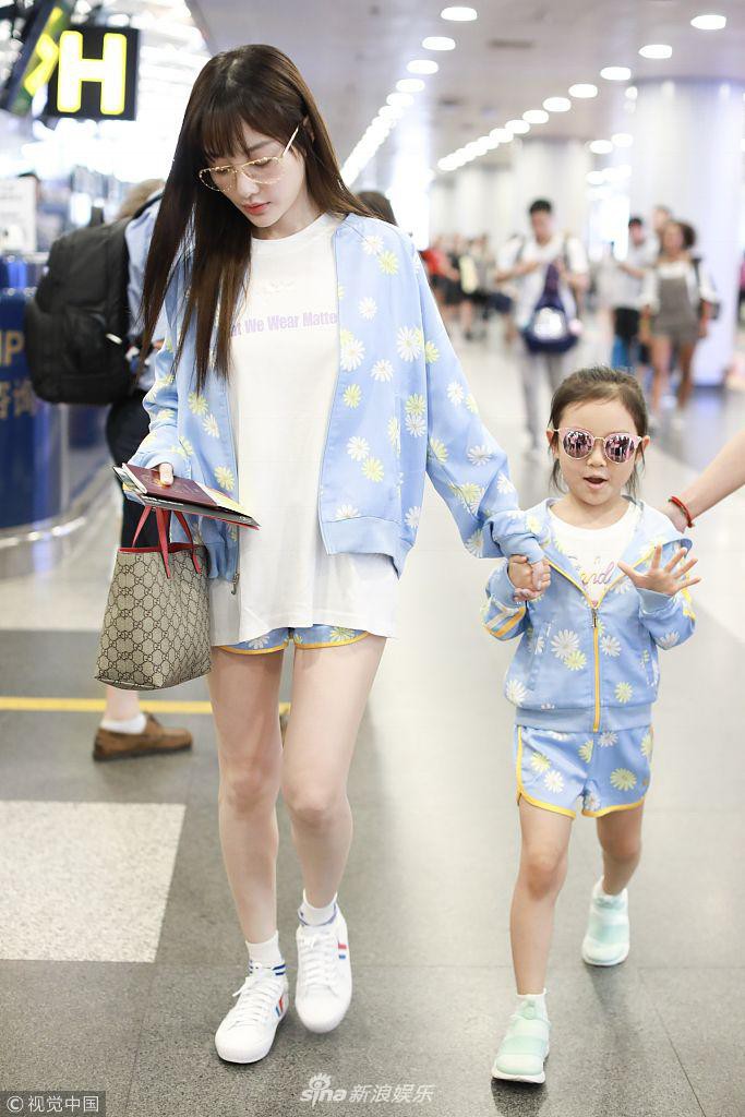 Tái hợp với Giả Nãi Lượng, Lý Tiểu Lộ diện áo đôi, nói cười vui vẻ với con gái tại sân bay - Ảnh 3.