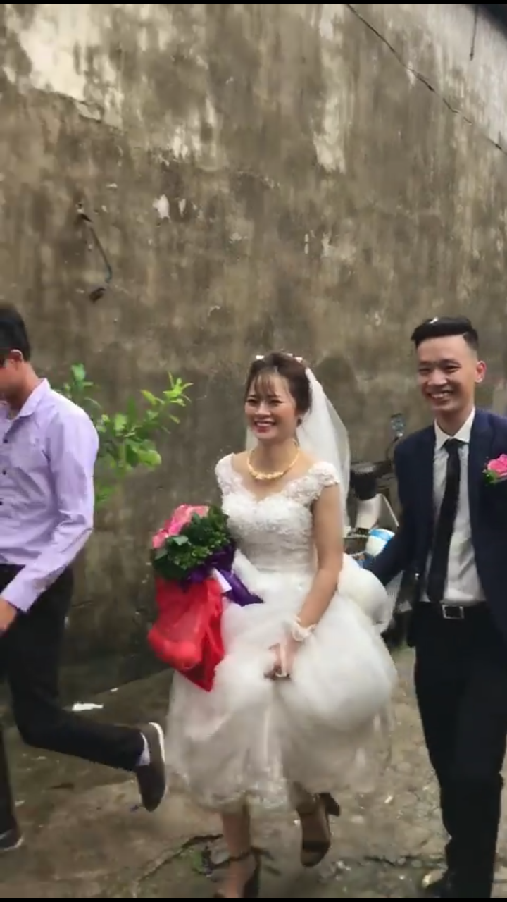 Cưới đúng ngày lụt, cô dâu Hà Nội mặc nón lá áo tơi, chân đi dép tổ ong đón khách khiến dân mạng vừa buồn cười vừa thương - Ảnh 3.