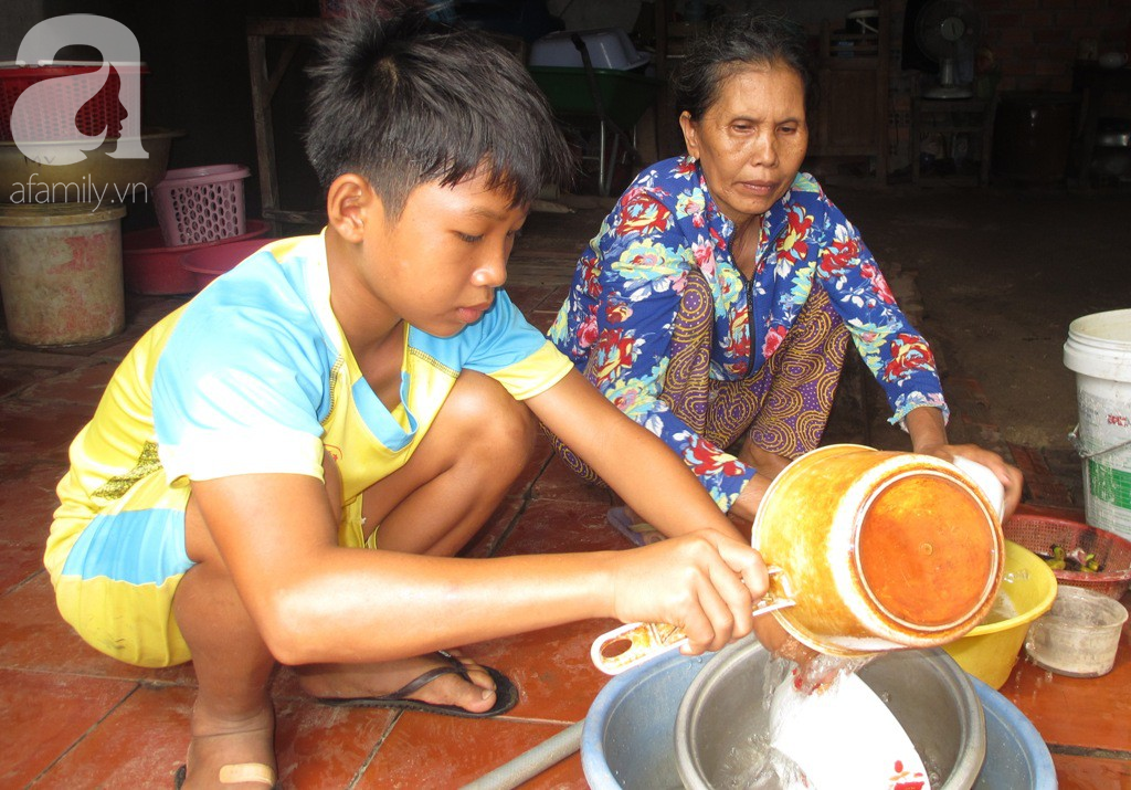 Cha chết, mẹ bỏ đi lấy chồng mới khiến hai đứa trẻ bơ vơ, muốn được đi học tiếp mà bà ngoại già không đủ tiền mua tập vở - Ảnh 4.