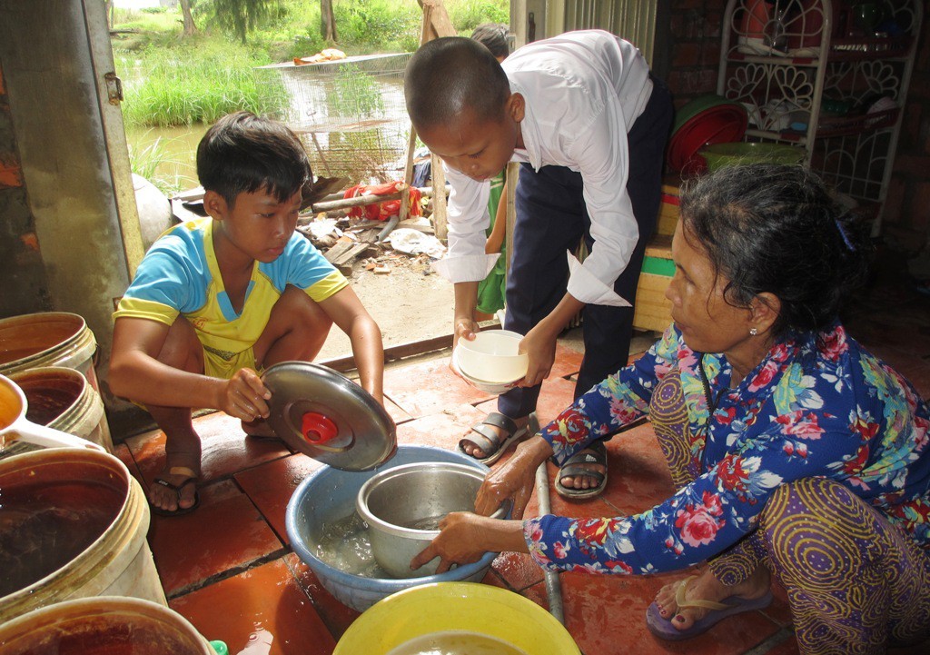 Cha chết, mẹ bỏ đi lấy chồng mới khiến hai đứa trẻ bơ vơ, muốn được đi học tiếp mà bà ngoại già không đủ tiền mua tập vở - Ảnh 10.