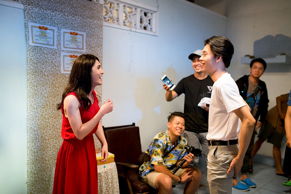 Lâm Khánh Chi mặc áo dài, đứng bên bờ biển chờ người yêu cũ quay về trong MV Parody Duyên mình lỡ - Ảnh 9. Lâm Khánh Chi mặc áo dài, đứng bên bờ biển chờ người yêu cũ quay về trong MV Parody Duyên mình lỡ - Ảnh 9.